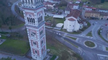 Eski Torre di Cassacco 'da günbatımı. yukarıdan görünen.