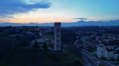 Eski Torre di Cassacco 'da günbatımı. yukarıdan görünen.