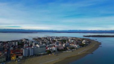 Lignano Sabbiadoro sahilinde gün batımı. Punta Faro rıhtımı ve Deniz Terası.