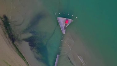 Lignano Sabbiadoro sahilinde gün batımı. Punta Faro rıhtımı ve Deniz Terası.
