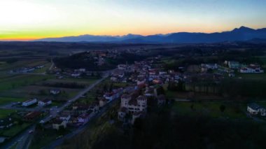 Kadim Castello di Cassacco 'nun üzerinde gün batımı