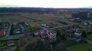 Kadim Castello di Cassacco 'nun üzerinde gün batımı