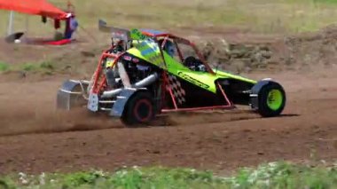  Autocross 'un havadan görünüşü (rakiplerin toprak yüzeydeki otomobilleri kullanarak kısa bir kursu tamamlayacakları motor sporu biçimi), Montegnacco