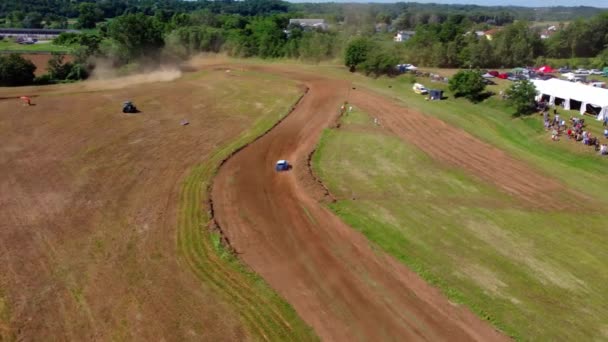 Autocross Havadan Görünüşü Rakiplerin Toprak Yüzeydeki Otomobilleri Kullanarak Kısa Bir — Stok video