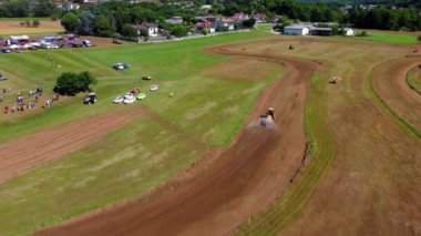  Autocross 'un havadan görünüşü (rakiplerin toprak yüzeydeki otomobilleri kullanarak kısa bir kursu tamamlayacakları motor sporu biçimi), Montegnacco