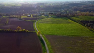 İtalya 'daki antik kentin üzerinde gün batımı. yukarıdan görünen.