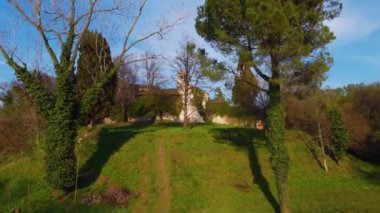Castello di Rive d 'Arcano' nun güzel manzarası. İtalya 