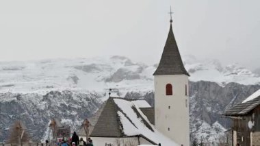 Kar gezisi. Val Badia 'nın Dolomitlerle çevrili nefes kesici manzarası.
