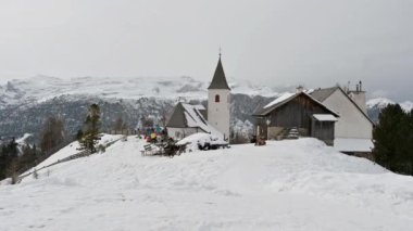 Kar gezisi. Val Badia 'nın Dolomitlerle çevrili nefes kesici manzarası.