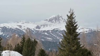 Kar gezisi. Dolomitlerin nefes kesici manzarası.