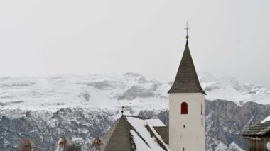 Kar gezisi. Val Badia 'nın Dolomitlerle çevrili nefes kesici manzarası.