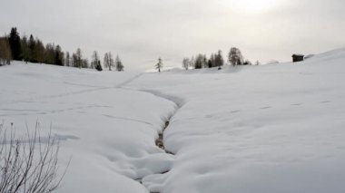 Kar gezisi. Dolomitlerin nefes kesici manzarası.