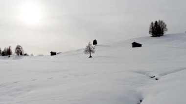 Kar gezisi. Dolomitlerin nefes kesici manzarası.