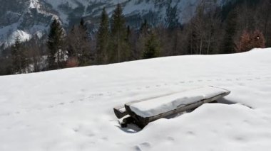 Donmuş ve karlı Dolomitlerin güzel manzarası.