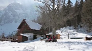 Donmuş ve karlı Dolomitlerin güzel manzarası.