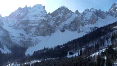 Tarvisio bölgesindeki Riofreddo Vadisi 'nin büyüsü. Kışın vahşi doğa