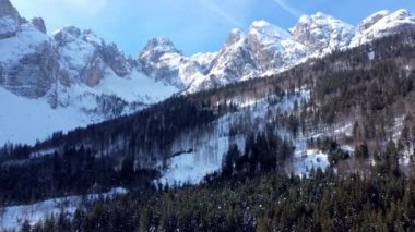 Tarvisio bölgesindeki Riofreddo Vadisi 'nin büyüsü. Kışın vahşi doğa