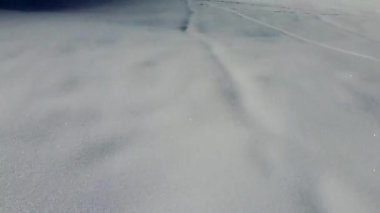 Yukarıdan Riofreddo Vadisi. Tarvisiano kış kıyafetleri içinde kar ve buz arasında