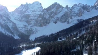 Tarvisio bölgesindeki Riofreddo Vadisi 'nin büyüsü. Kışın vahşi doğa