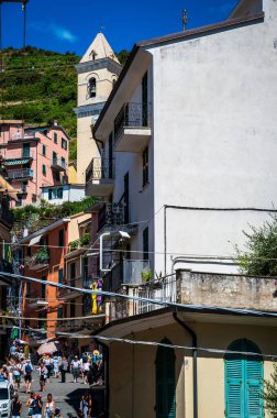 Manarola köyünün güzel manzarası. Binalar ve turistler, İtalya       