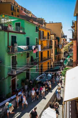 Manarola köyünün güzel manzarası. Binalar ve turistler, İtalya       