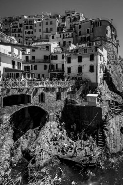 Kayalık sahil ve Manarola köyünün denize bakan güzel manzarası. Cinque Terre                    