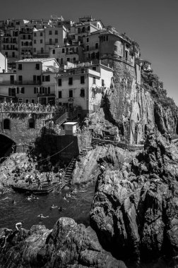 Kayalık sahil ve Manarola köyünün denize bakan güzel manzarası. Cinque Terre                    