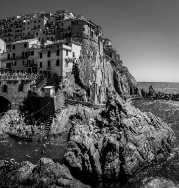 Kayalık sahil ve Manarola köyünün denize bakan güzel manzarası. Cinque Terre                    