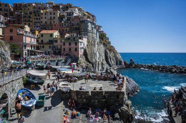 Kayalık sahil ve Manarola köyünün denize bakan güzel manzarası. Cinque Terre                    