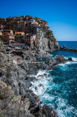 Kayalık sahil ve Manarola köyünün denize bakan güzel manzarası. Cinque Terre                    