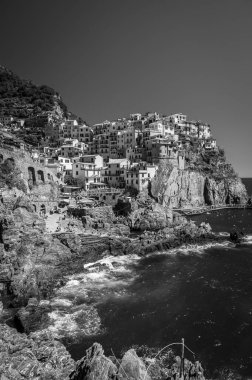 Kayalık sahil ve Manarola köyünün denize bakan güzel manzarası. Cinque Terre                    