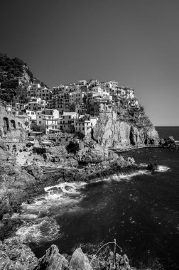 Kayalık sahil ve Manarola köyünün denize bakan güzel manzarası. Cinque Terre                    