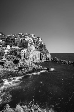 Kayalık sahil ve Manarola köyünün denize bakan güzel manzarası. Cinque Terre                    