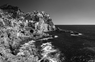 Kayalık sahil ve Manarola köyünün denize bakan güzel manzarası. Cinque Terre                    