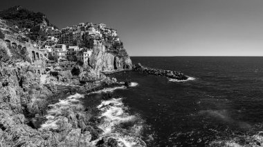 Kayalık sahil ve Manarola köyünün denize bakan güzel manzarası. Cinque Terre                    
