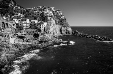 Kayalık sahil ve Manarola köyünün denize bakan güzel manzarası. Cinque Terre                    