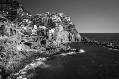 Kayalık sahil ve Manarola köyünün denize bakan güzel manzarası. Cinque Terre                    