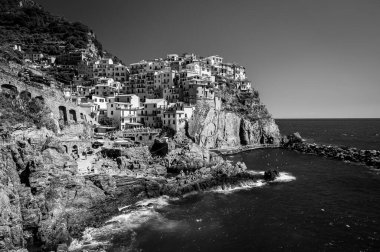Kayalık sahil ve Manarola köyünün denize bakan güzel manzarası. Cinque Terre                    