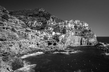 Kayalık sahil ve Manarola köyünün denize bakan güzel manzarası. Cinque Terre                    