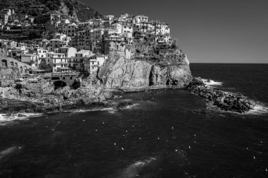Kayalık sahil ve Manarola köyünün denize bakan güzel manzarası. Cinque Terre                    