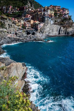 Kayalık sahil ve Manarola köyünün denize bakan güzel manzarası. Cinque Terre                    