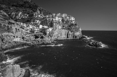 Kayalık sahil ve Manarola köyünün denize bakan güzel manzarası. Cinque Terre                    