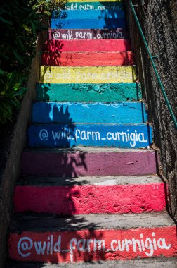 Cinque Terre, Corniglia 'daki güzel renkli merdivenler    
