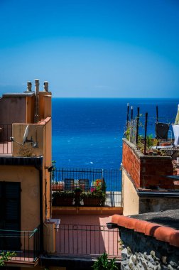 Corniglia 'da güzel bir mimari ve deniz kıyısında. Cinque Terre                          