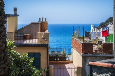 Corniglia 'da güzel bir mimari ve deniz kıyısında. Cinque Terre                          