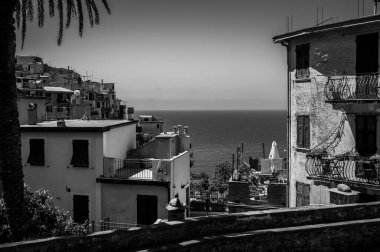 Corniglia 'da güzel bir mimari ve deniz kıyısında. Cinque Terre                          