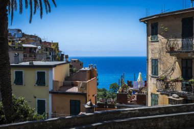 Corniglia 'da güzel bir mimari ve deniz kıyısında. Cinque Terre                          