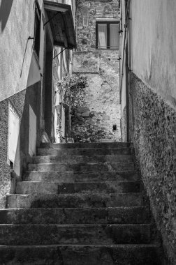Cinque Terre, Corniglia 'daki güzel eski mimarinin siyah beyaz görüntüsü       
