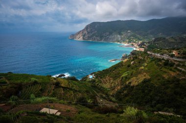 Deniz manzarası çok güzel. Cinque Terre 'de. Monterosso, liman, sahil ve antik köy.                                           