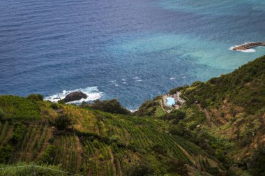 Deniz manzarası çok güzel. Cinque Terre 'de. Monterosso, liman, sahil ve antik köy.                                           